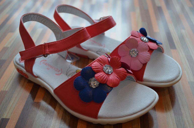 Пристраиваю новые туфли открытые для девочки Барракуда 31 размер