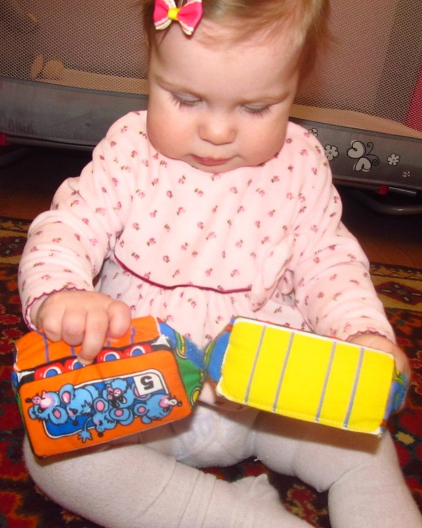 Развивающие игры и  занятия для ребенка 9-10 месяцев.