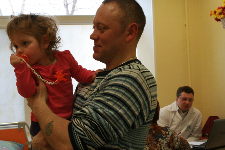 14 мая необходимо встретить семью и довезти до клиники.