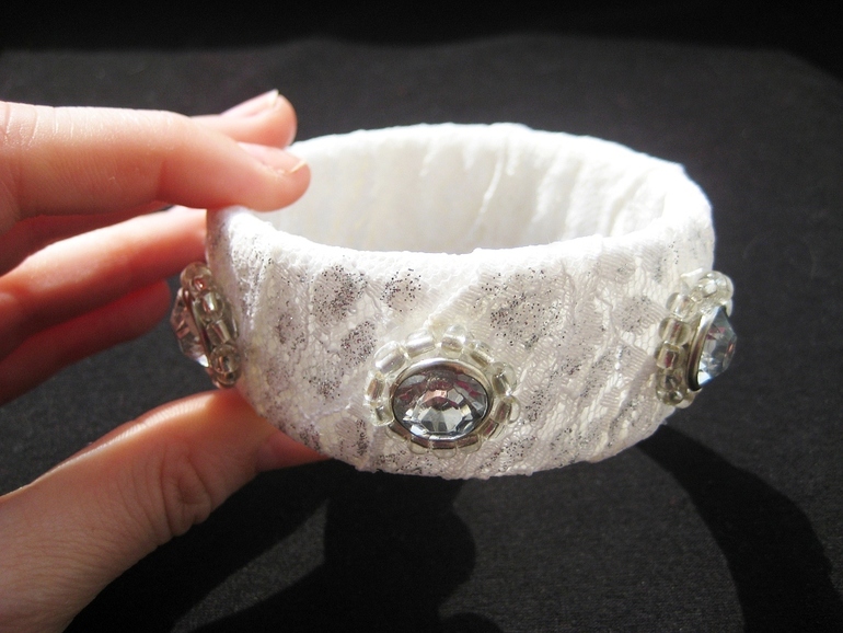 Браслет из кружева и пластиковой бутылки. Мастер-класс