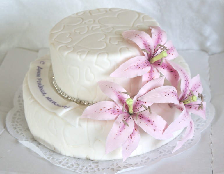 Как украсить торт лилиями из крема