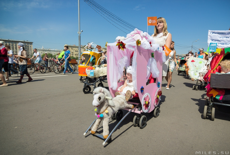 Парад колясок 2014. Парк Горького. Мать и дитя.