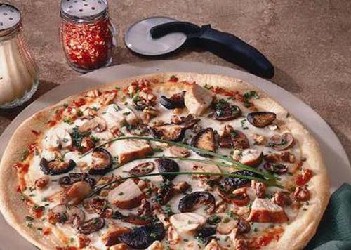 Диетическая пицца с курицей и грибами