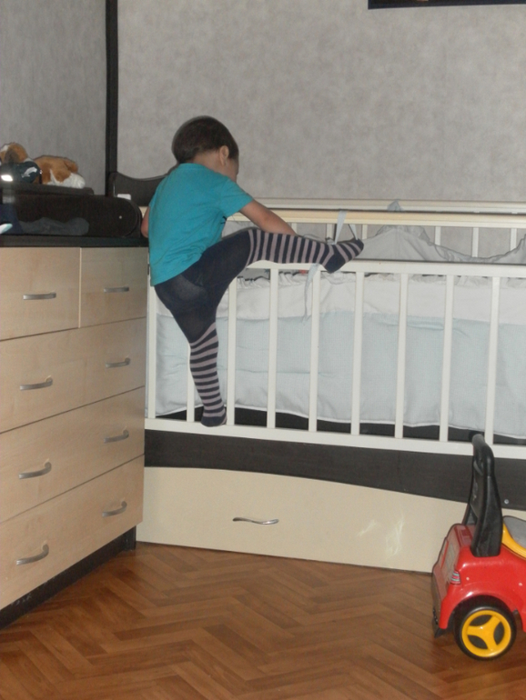 Нужно что-то делать с кроваткой