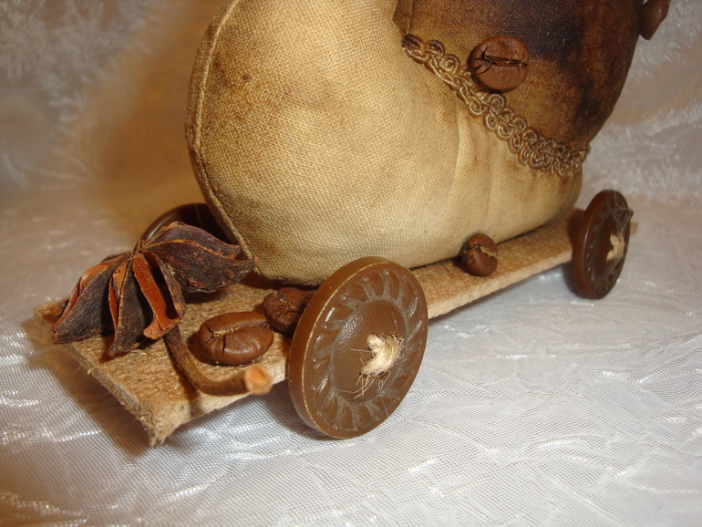 Моя первая тильда: кофейная улитка с глазами-перископами на скейте.