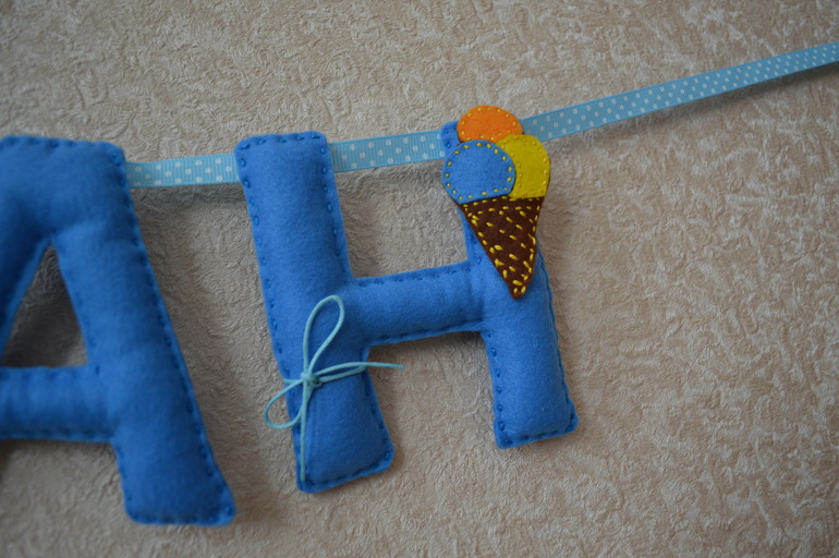 Приму заказ на изготовление именных гирлянд из фетра, которые станут прекрасным и милым урашением комнаты вашего крохи. А также изготовлю цифры из фетра с красивым хлопковым мешочком.