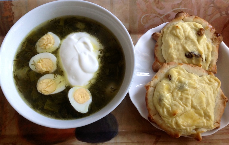 Щавелевый суп с ватрушками.