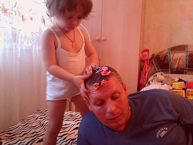 Отец делает дочке прическу