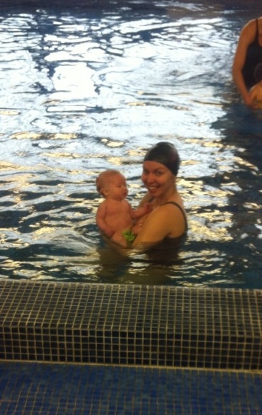 Купание Зефиринки. Или как мы осваивали водные процедуры :)