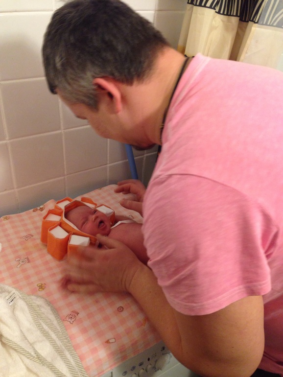 Купание Зефиринки. Или как мы осваивали водные процедуры :)