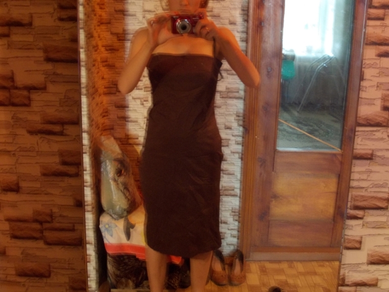 тренч, джинсы, футболка, платья.