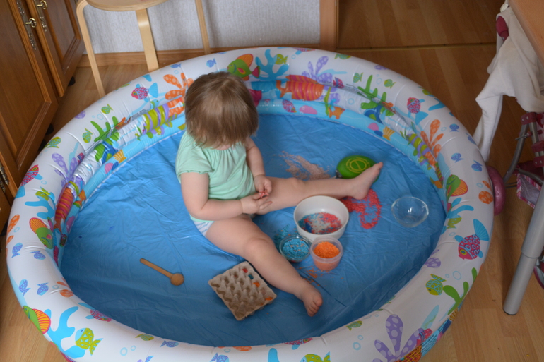 Надувной бассейн для игр с сыпучкой и рисования.