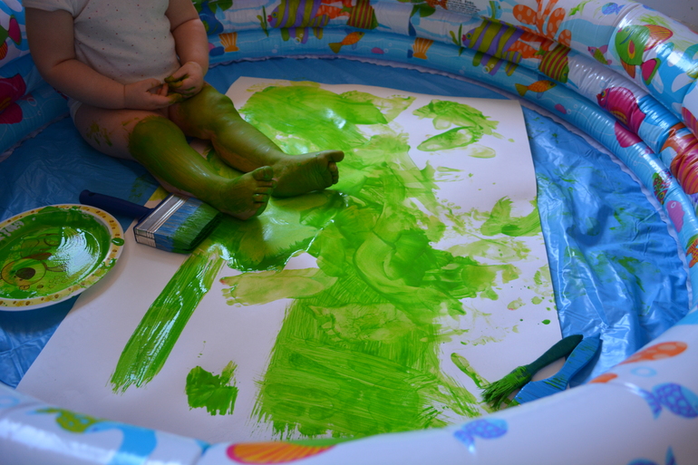 Надувной бассейн для игр с сыпучкой и рисования.