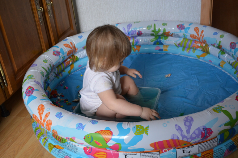 Надувной бассейн для игр с сыпучкой и рисования.