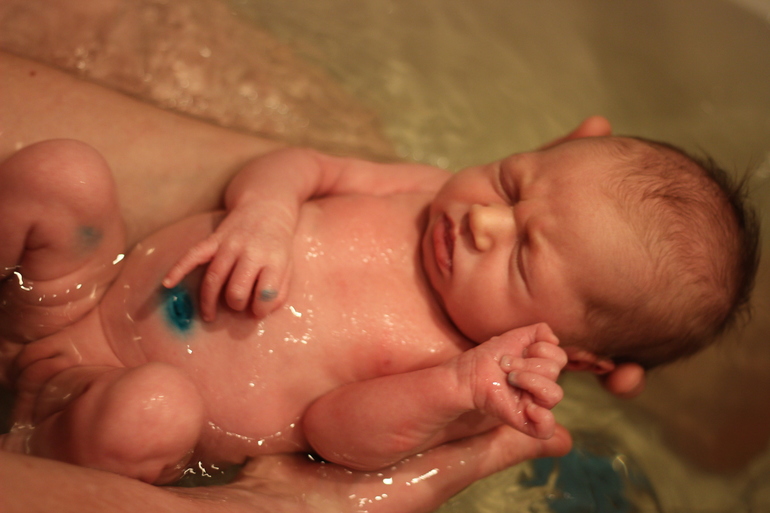 Техника купания новорожденного - Дети - Babyblog
