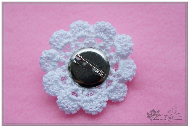 Воротничок и брошь