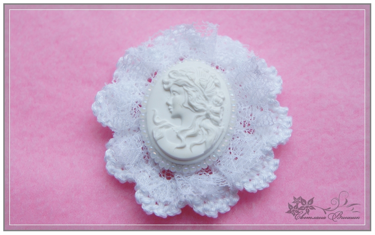 Воротничок и брошь