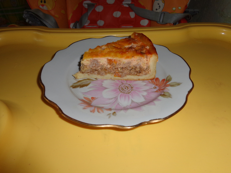 Мясной пирог на картофельном тесте.