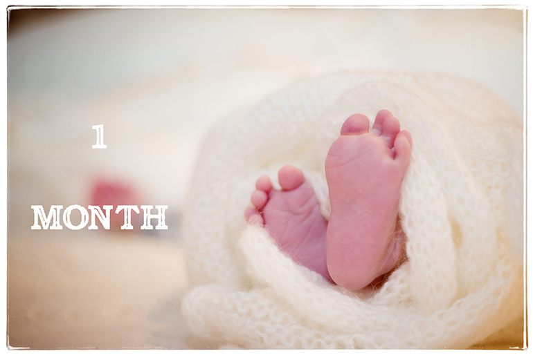 Статус 1 месяц. 1 Месяц доченьке. Нам 1 месяц девочка. Нам 1 месяц доченька. С первым месяцем.