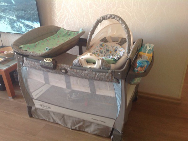 Манеж-кровать Graco с шезлонгом . Оценочная стоимость 11500 рублей. 1 неделя - 700 рублей.  2 недели - 1000 рублей. 1 месяц - 1500 рублей.