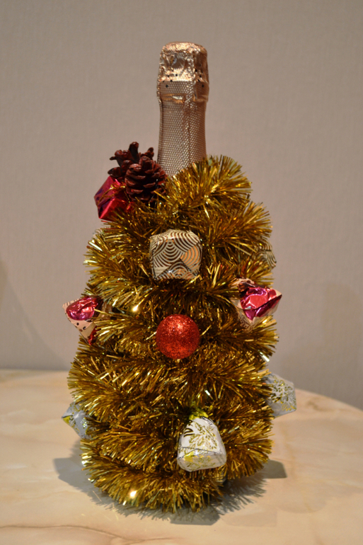 Бутылка в виде елки. Поделки из шампанского на новый год. Елка из бутылки шампанского. Елка из конфет. Украшение шампанского на новый год.
