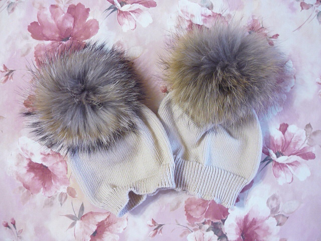 Шапочки с мех помпонами, детские и взрослые, итальянский меринос, машинная и ручная вязка на заказ