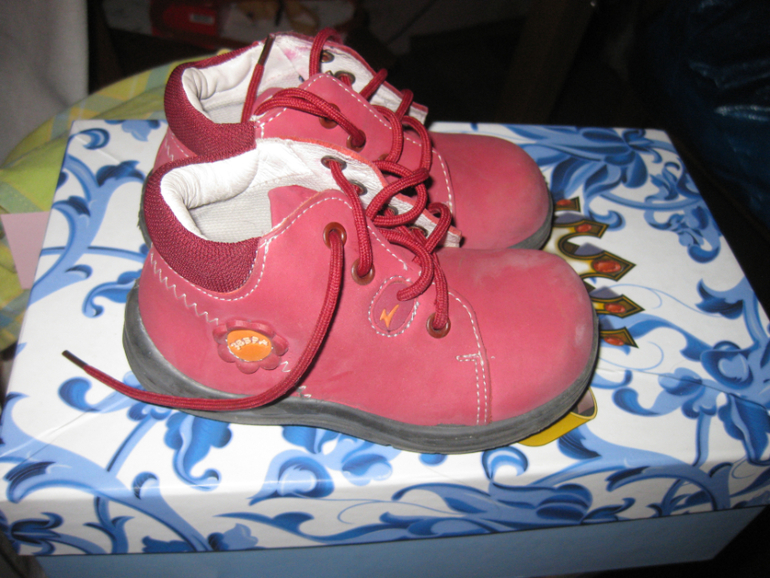 ПРОДАМ МНОГО ОБУВИ НА ДЕВОЧКУ ДО 3-х ЛЕТ CROCS ,SUPERFIT