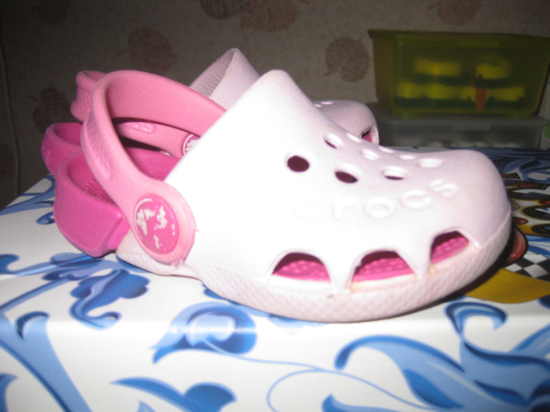 ПРОДАМ МНОГО ОБУВИ НА ДЕВОЧКУ ДО 3-х ЛЕТ CROCS ,SUPERFIT