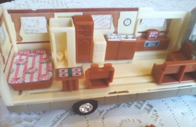 Дом на колесах для маленьких человечков