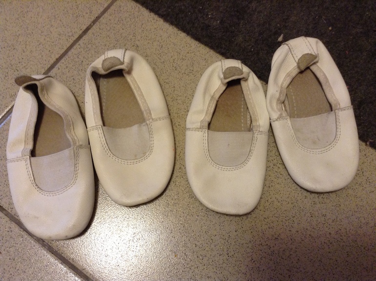 Отдам разную обувь для двойняшек