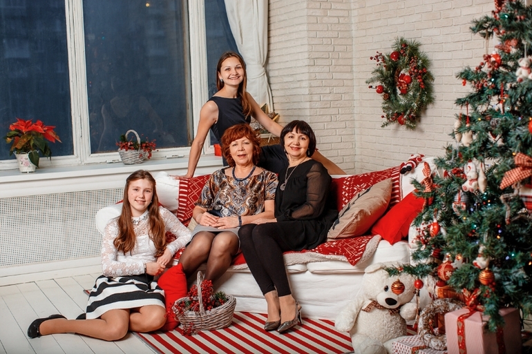 Отметить новый год семьей. Новый год большой семьей. Новогодняя фотосессия Анны Ковальчук с детьми. Новогоднее семейное шоу «300 лет Перми».