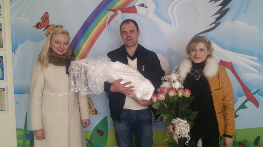 Пусть маленький ребёнок От самых от пелёнок, Растет большим, здоровым, Любимейшим сынком. Пусть будет милый мальчик Лучистым, словно «зайчик», Румяным, шустрым, добрым, Весёлым колобком!