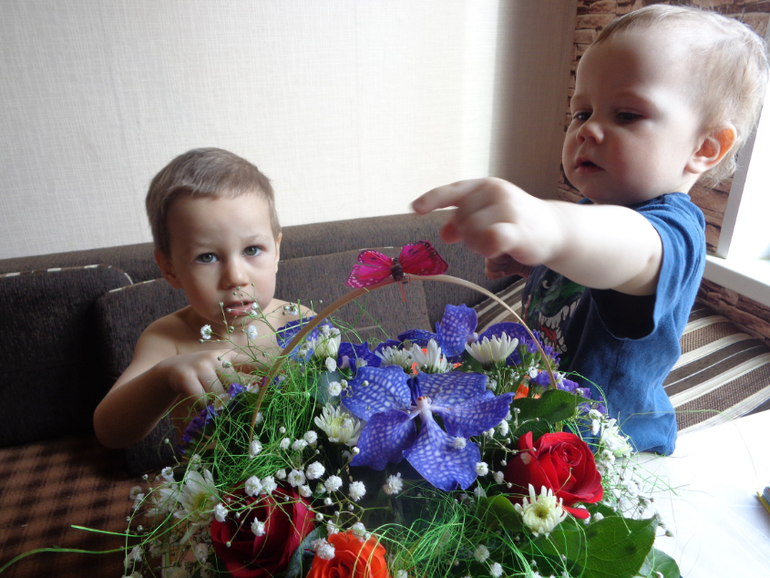 С восьмомартой, девы!)