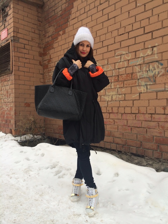В наличии очень модные шапочки ! Состав мохер 70% 30%акрил..2000т.р +почта