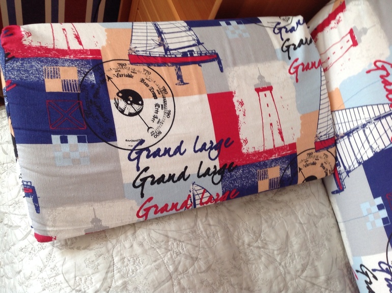 Подушки и покрывало в морском стиле