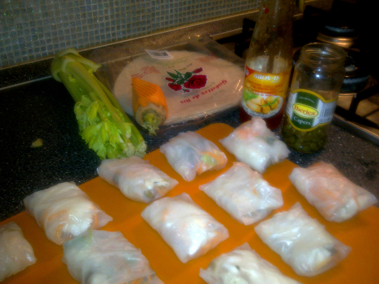 суши из рисовой бумаги. рисовые конвертики. рулетики в рисовой бумаге. конвертики из рисовой бумаги с начинкой. немы из рисовой бумаги.