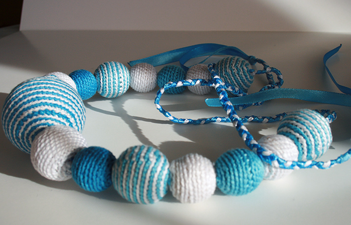 Бело-голубые бусы с погремушкой.