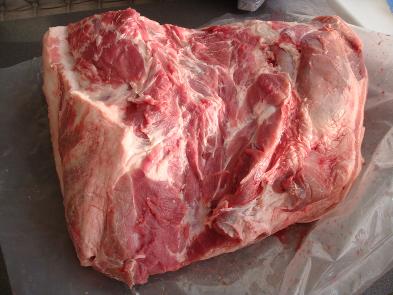 12 кг мяса. Кусок мяса свинины. Килограмм свинины.