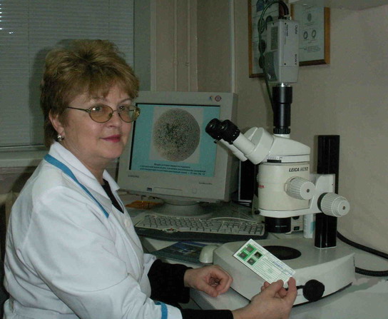 врач цитолог. человек с микроскопом. цитологи москвы. высоцкая валерия николаевна цитолог. цитологи москвы.