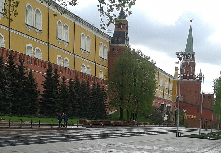 цветы он не дарит девчатам