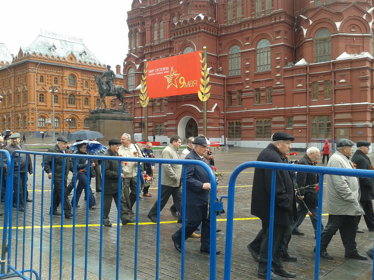 цветы он не дарит девчатам