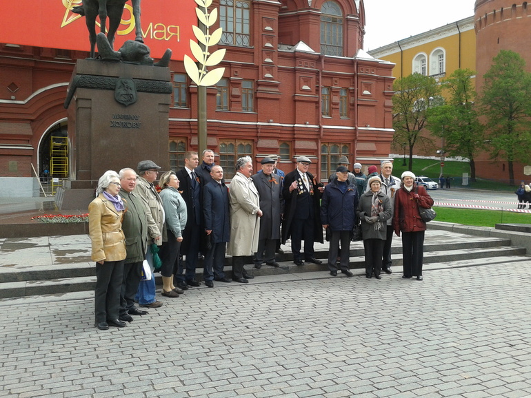 цветы он не дарит девчатам