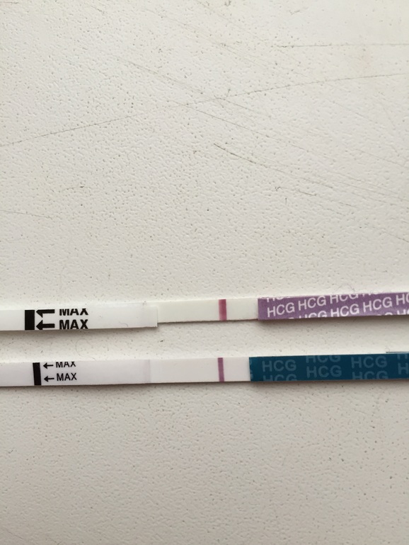 Дайте три теста. ФЕМИТЕСТ 2. Как выглядит ошибочный тест на беременность femitest. Femitest положительный фото. Все три теста с розовой полоской.
