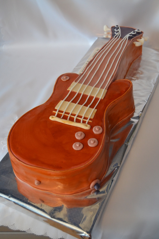 Торт -Гитара и разрезик