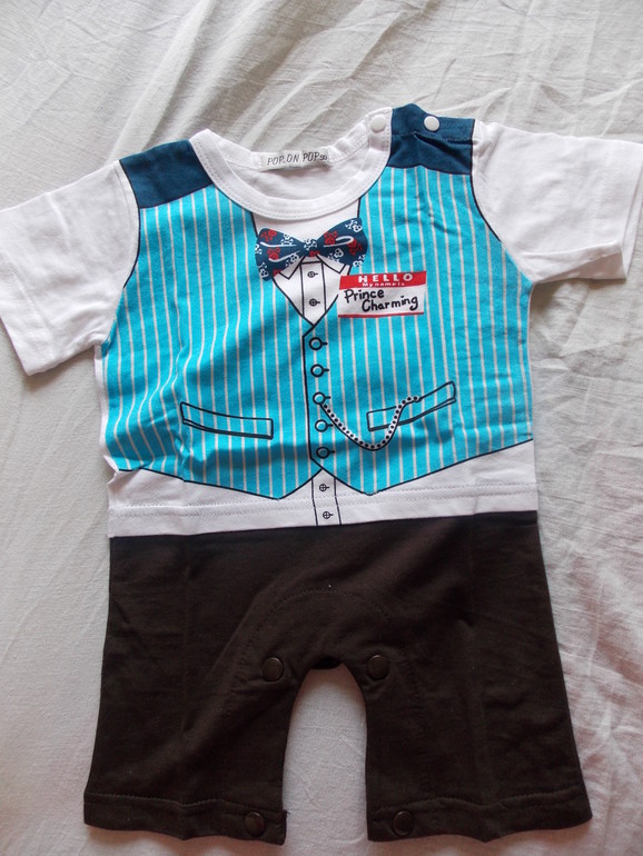 Много разной одежды для мальчика.