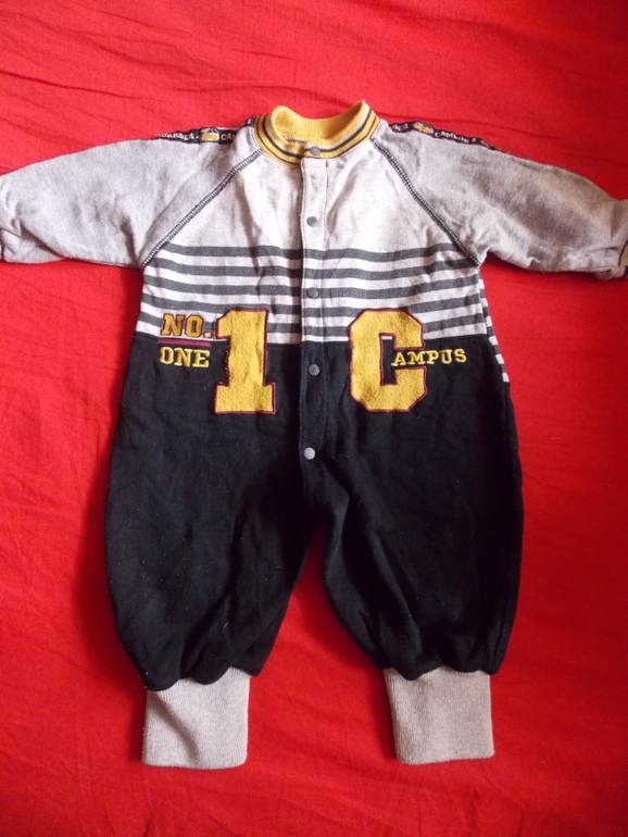 Много разной одежды для мальчика.