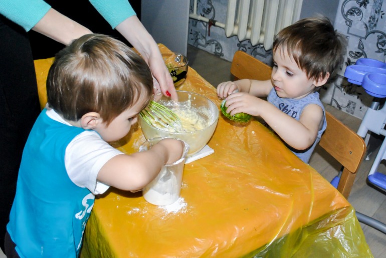 Готовим с детьми. Капкейки с изюмом и орехами.