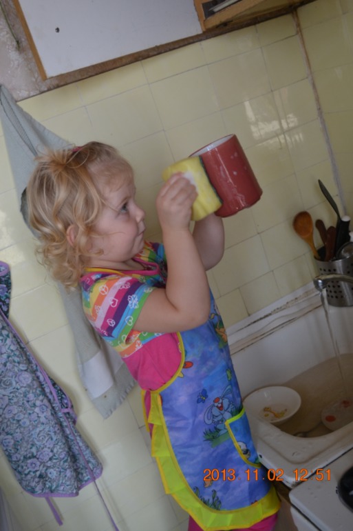 моя маленькая хозяюшка растет)))