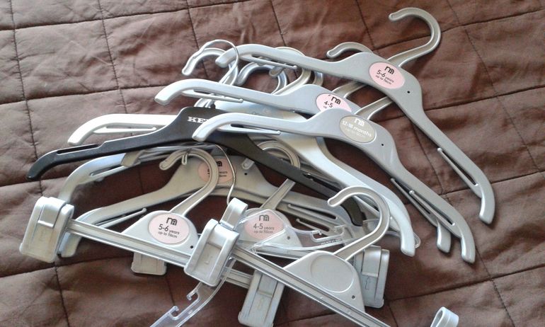 Отдам порошок Лоск и вешалки для детской одежды. М. Савеловская