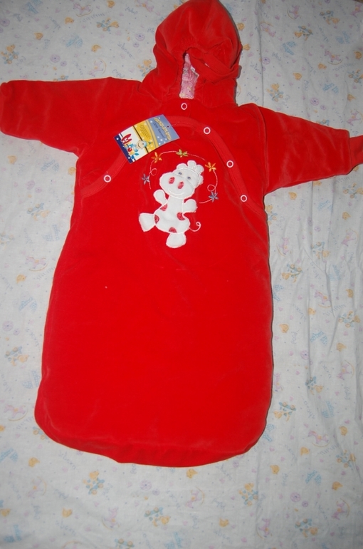 Комплект MOTHERCARE,шапки с песцовым понпонам, и много одежды по низким ценам.